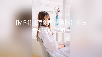 [MP4/1G] 离异大奶少妇，到她家吃了饭搞事情，原来骚货还私藏了不少好货，让我拿肉棒一起操她