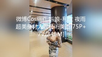 00后小美女就是娇嫩可人，穿着宽大T恤坐在腿上