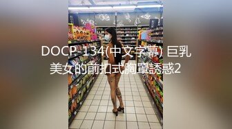 看样子是自己住酒店无聊只能自拍了